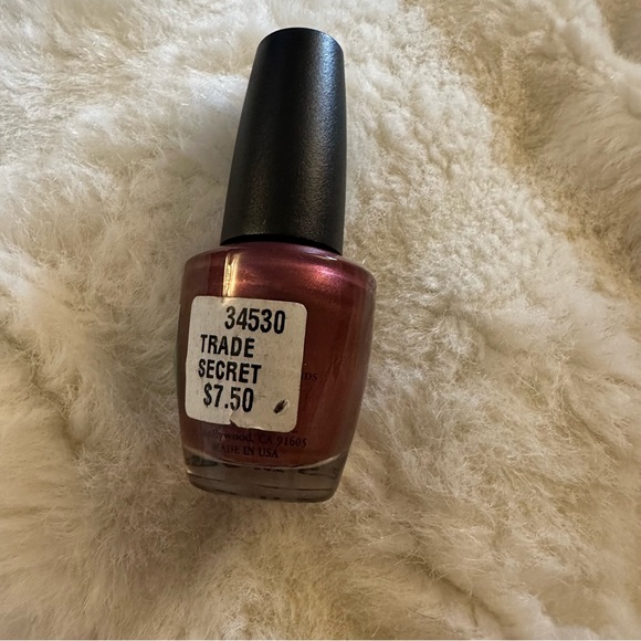 O•P•I GOD SAVE THE QUEEN’S NAILS - Picture 2 of 3